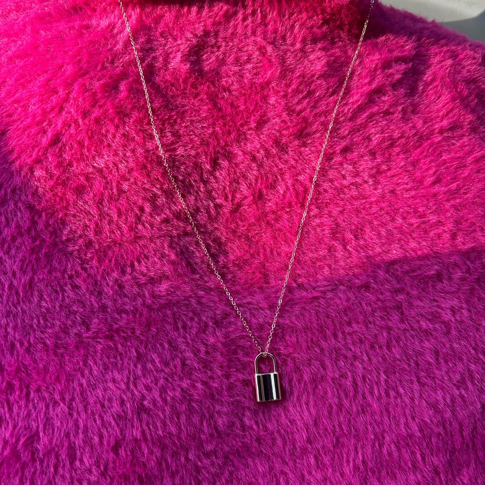 Chic Gold Necklace with Lock Charm